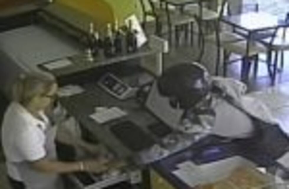 Dos delincuentes asaltaron una heladería y quedaron grabados