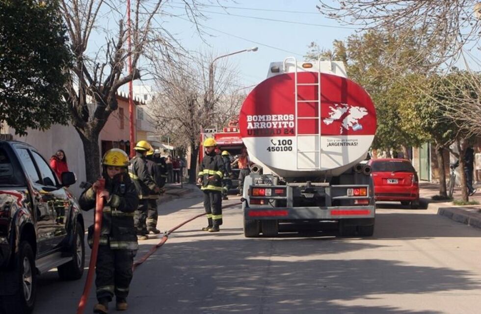 Bomberos de Arroyito sofocaron un incendio en una vivienda