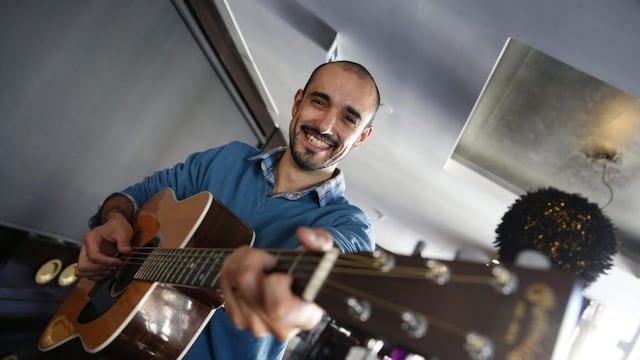 MADRID, 09/03/2014.- Abel Pintos, el mayor fenu00f3meno musical de la actualidad en Argentina, durante la entrevista con Efe en la que ha hablado de su actuaciu00f3n esta semana en una pequeu00f1a sala de Madrid, y ha manifestado que celebra su discreto paso por Espau00f1a como un principio y una victoria mu00e1s en su carrera. En mayo inicia una multitudinaria gira que le llevaru00e1 por toda Argentina y que arrancaru00e1 en loor de multitudes en el Luna Park de Buenos Aires, emblemu00e1tico recinto con capacidad para 10.000 personas. Cinco de sus seis citas previstas ya han colgado el cartel de
