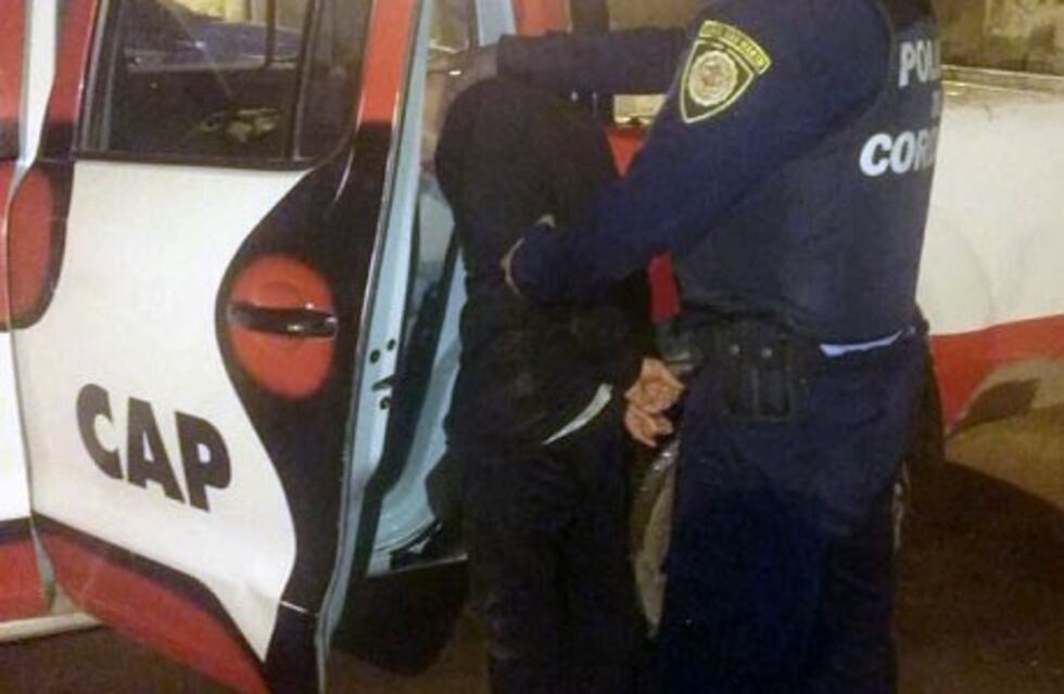 Le quitan a su hija de los brazos y la arrojan al suelo para robarle $300