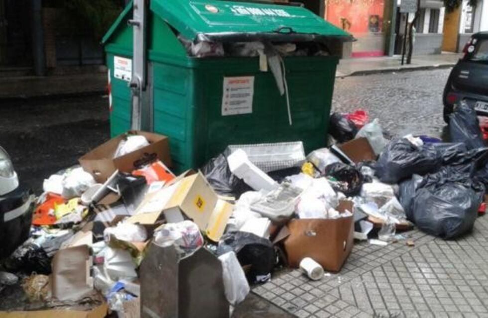 Recolectores de residuos rosarinos analizan una medida de fuerza