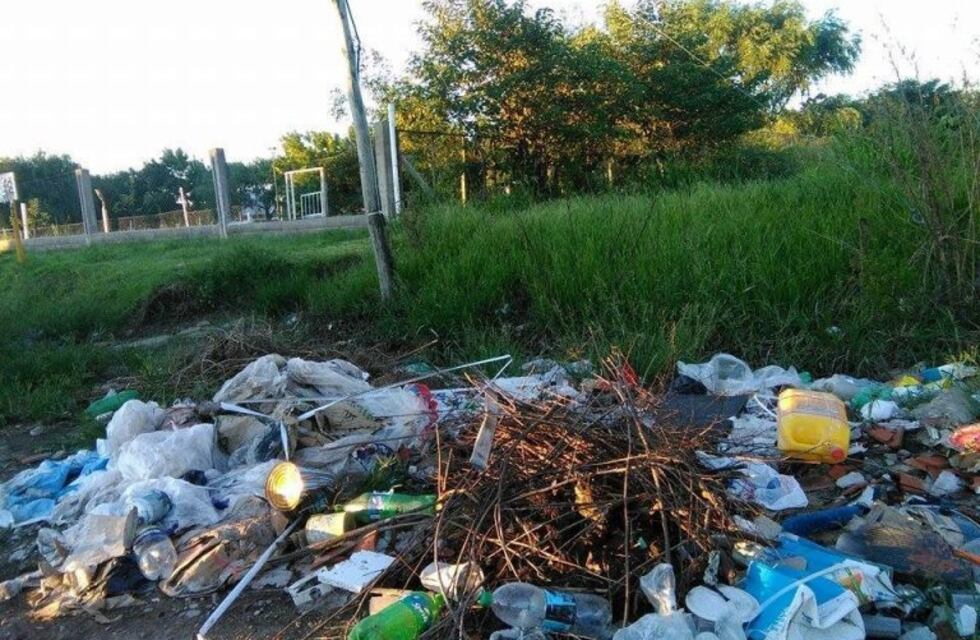 Obligaron a un vecino a pagar una multa y limpiar un predio en el que arrojaba basura