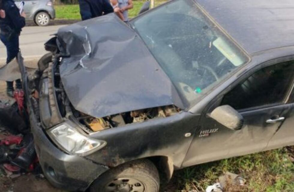 Una moto chocó de frente a una camioneta y sus ocupantes se salvaron de milagro