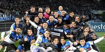 En medio de sus compañeros, Eial Straham festejó la hazaña ante Boca\u002E