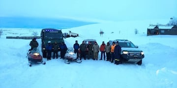 Rescate en la nieve: Gendarmería Nacional auxilió a una joven embarazada y su pequeño hijo
