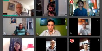 El ministro de  Industria de Misiones Luis Lichowski evaluando el programa Colmena con sus colaboradores\u002E