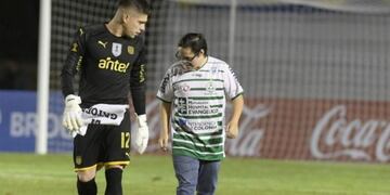 El destacable gesto del arquero de Peñarol con un hincha del equipo rival (Foto: web)