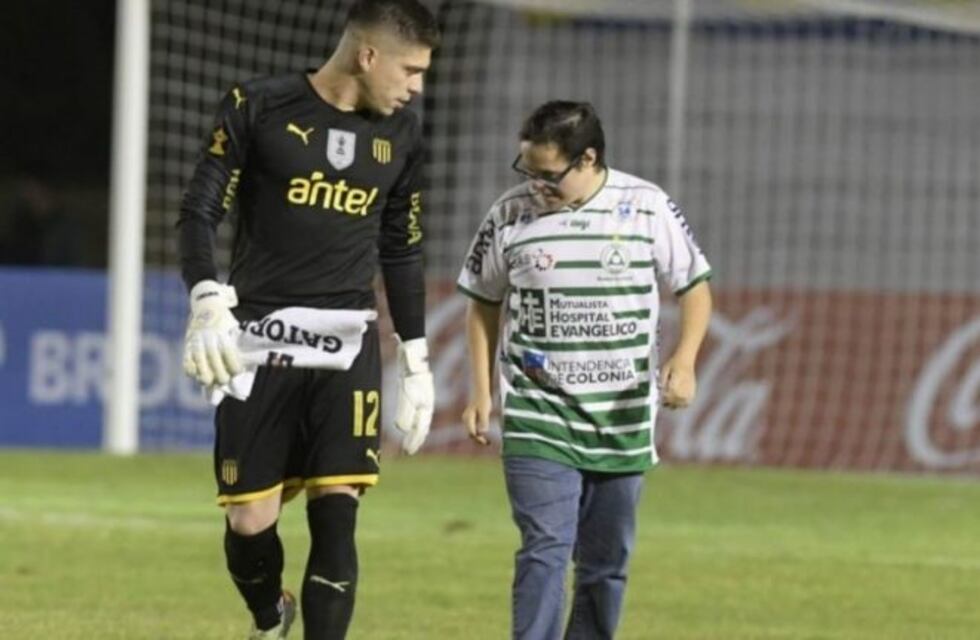 El destacable gesto del arquero de Peñarol con un hincha del equipo rival