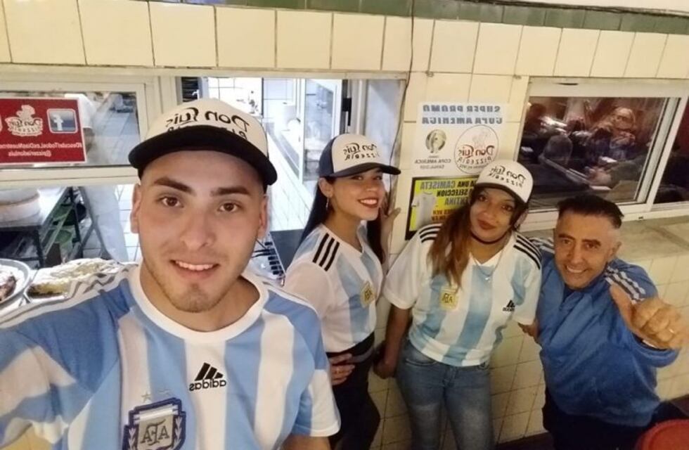 La pizzería de Córdoba que hermana a argentinos y venezolanos para ver juntos el partido
