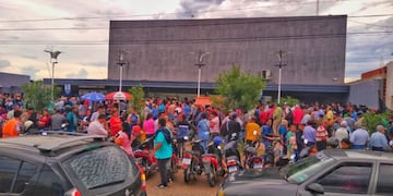 La sucursal del Banco Formosa en el Circuito Cinco estaba colapasado muy temprano el día de hoy