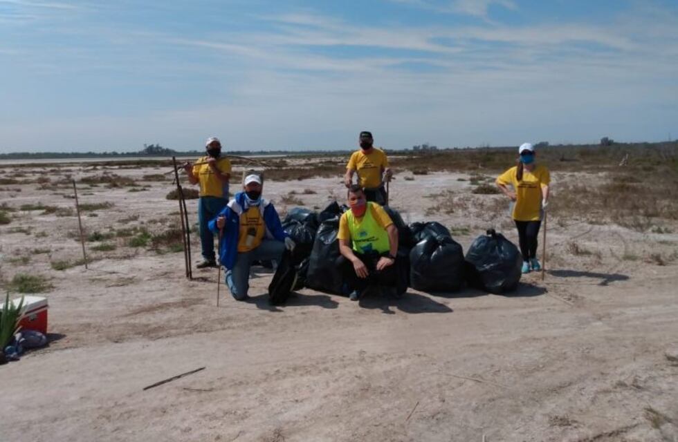Miramar de Ansenuza: más de 130 voluntarios limpiaron las costas de la Mar Chiquita
