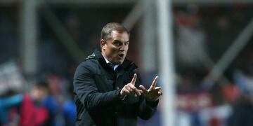 Football Soccer - Argentina's San Lorenzo v Ecuador's Emelec – Copa Libertadores - Pedro Bidegain stadium, Buenos Aires, Argentina- August 10, 2017\u002E San Lorenzo's coach, Diego Aguirre, gives directions to his players during a Copa Libertadores soccer match against Emelec\u002E REUTERS/Agustin Marcarian buenos aires Diego Aguirre futbol copa libertadores 2017 futbolistas partido san lorenzo vs emelec