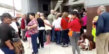 Largas colas para cobrar el primer bono para jubilados en Azul