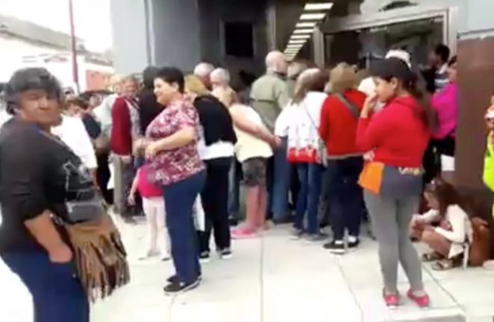 Largas colas para cobrar el primer bono para jubilados en Azul