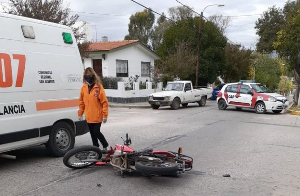 Un motociclista embistió a un peatón