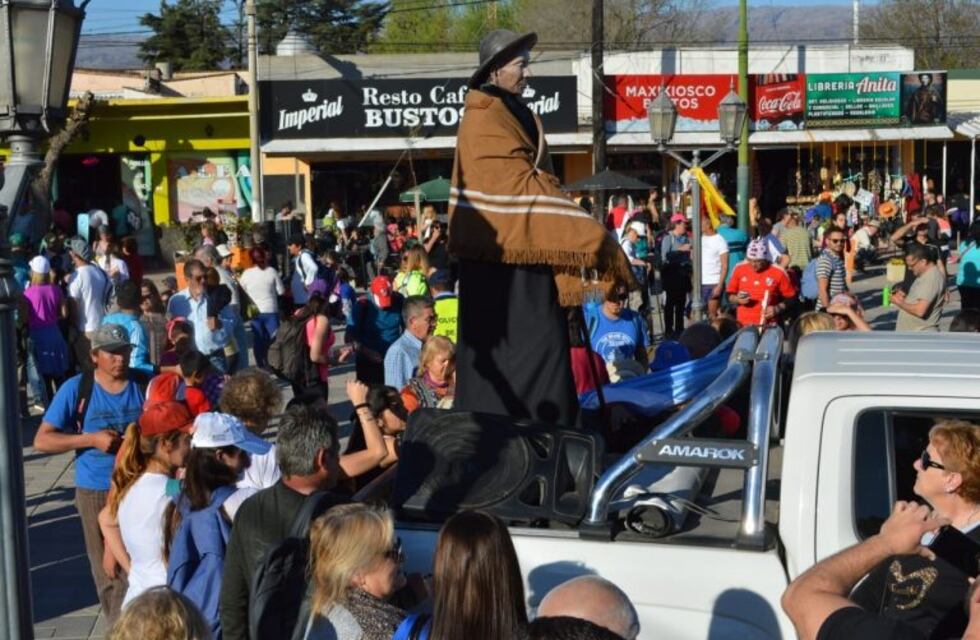 Multitudinaria peregrinación en honor al Cura Gaucho