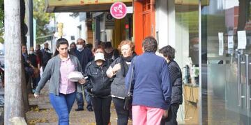 Amenazan con clausurar financieras que cobren por ventanilla (Vía Santa Rosa)