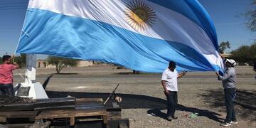 Tuvieron que cambiar las poleas del mástil para que soporte el peso\u002E