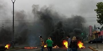 El paso vehicular quedó interrumpido sobre ambas manos en 27 de Febrero y Alsina\u002E (@Belitaonline)