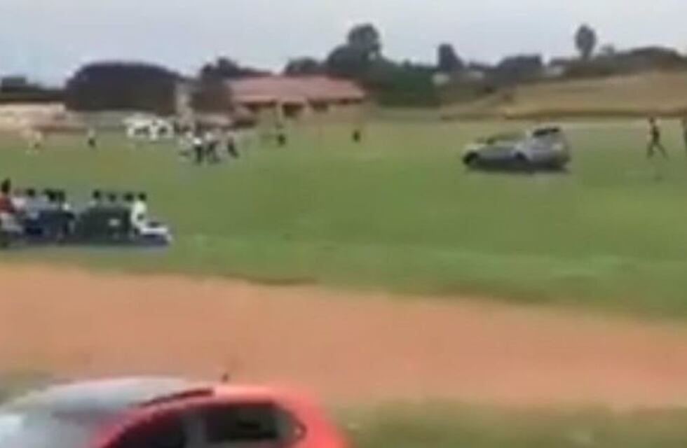 En Sudáfrica, un hincha inconforme entró a la cancha para atropellar al árbitro con una camioneta