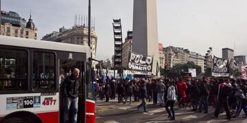 DYN12, BUENOS AIRES, 31/05/2017, CORTE TOTAL EN EL OBELISCO POR EL POLO OBRERO\u002E FOTO:DYN/ALBERTO RAGGIO\u002E ciudad de buenos aires  piqueteros del polo obrero cortan el metrobus a la altura del obelisco protestas manifestaciones piquetes cortes de calles piqueteros