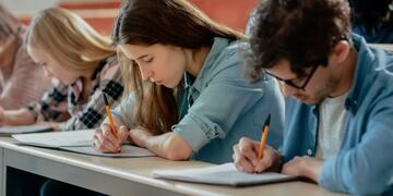 La abuela participó en el video con el objetivo de que su nieta gane una becas universitaria en el extranjero y el resultado es furor. (web)