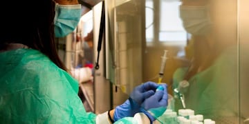 A medical worker handles blood sample as part of serological tests for COVID-19 on May 6, 2020 at the laboratory of the Tor Vergata Covid hospital in Rome, during the country's lockdown aimed at curbing the spread of the COVID-19 infection, caused by the novel coronavirus\u002E (Photo by Tiziana FABI / AFP)