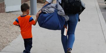 Multaron a un padre por no cuidar de su hijo de 8 años y “sobrecargar” a la mamá. (Imagen Ilustrativa)