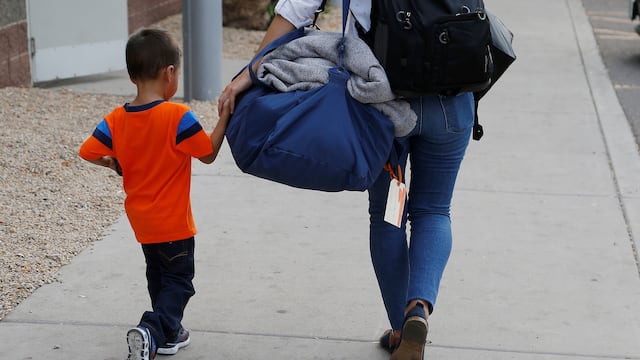 Multaron a un padre por no cuidar de su hijo de 8 años y “sobrecargar” a la mamá. (Imagen Ilustrativa)