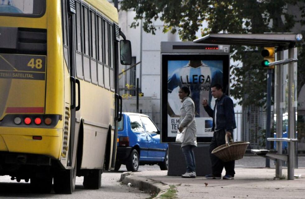 Crearán paradas de colectivos con botón de pánico, sirena y cámaras de seguridad