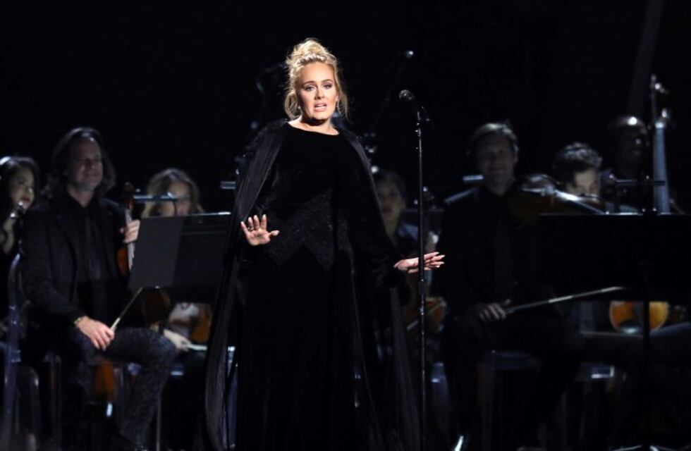 Grammy 2017: Adele se equivocó, paró todo y volvió a empezar su homenaje a George Michael