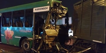 Posadas: fuerte choque en Avenidas Quaranta (ex ruta 12) y Jauretche entre un ómnibus y un transporte militar con un saldo de 31 heridos\u002E (MIsionesOnline)