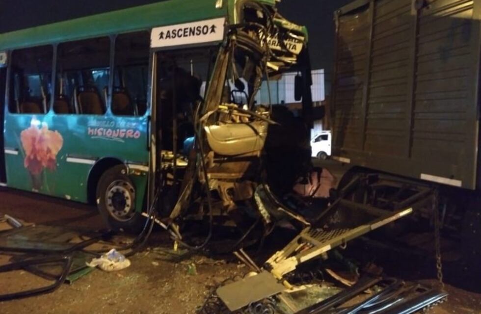 Solo un internado de los 31 heridos en el choque de ómnibus y camión
