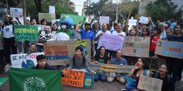 AME9837\u002E CALI (COLOMBIA), 20/09/2019\u002E- Manifestante protestan contra la crisis climática, este viernes en Cali (Colombia)\u002E Millones de personas en todo el mundo están participando en protestas que exigen que se tomen medidas concretas sobre cuestiones climáticas\u002E La huelga mundial por el clima se celebra sólo unos días antes de la Cumbre del Clima de la ONU, que se celebrará en Nueva York y a la que asistirá la activista representante de Fridays For Future, Greta Thunberg\u002E EFE/ Ernesto Guzmán Jr\u002E