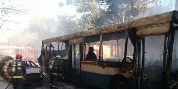 Un colectivo y cinco autos se incendiaron en Parque Chacabuco\u002E (Twitter/@HernanMundo)