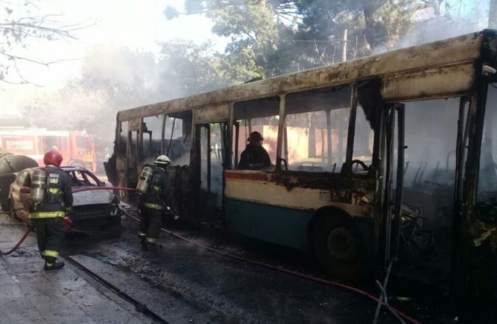 Un colectivo y cinco autos se incendiaron en Parque Chacabuco