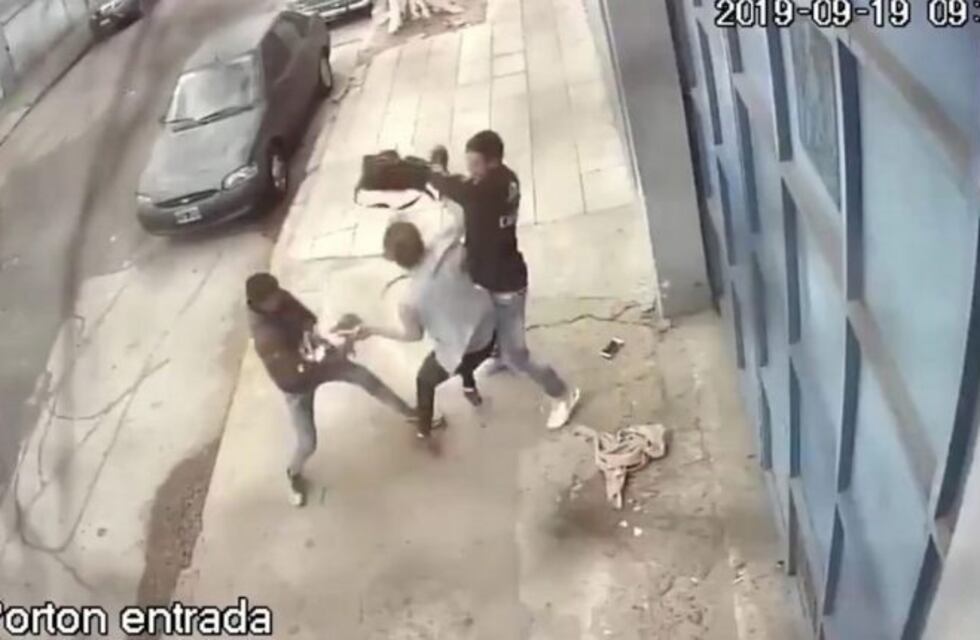 Dos ladrones golpearon a una joven para robarle la mochila frente a una fábrica de Barracas