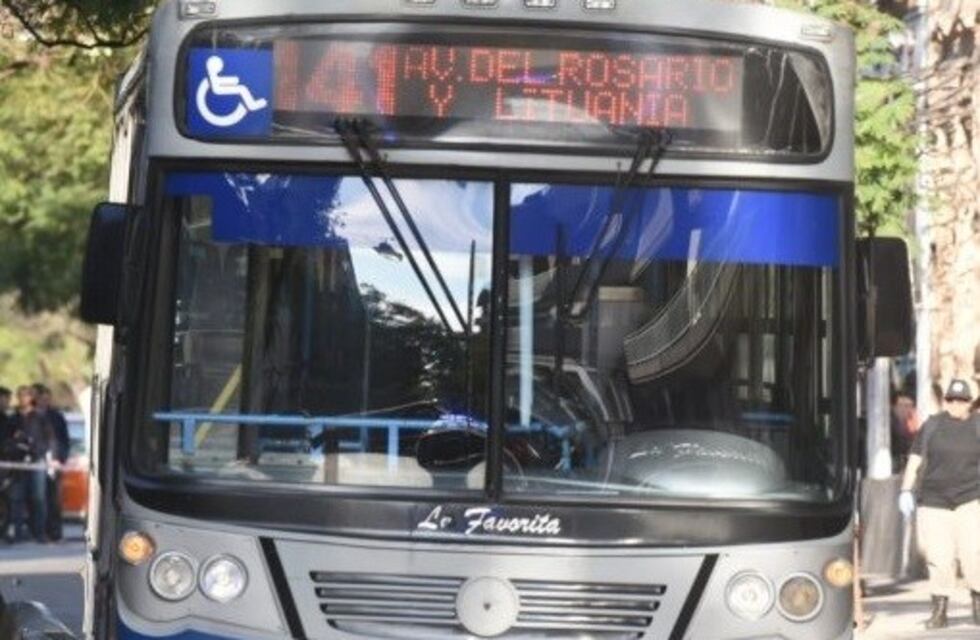 Colectivero denunció que adolescentes lo apedrearon y ellos que el conductor los atropelló