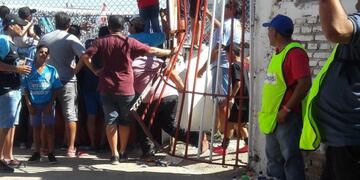 Un grupo de hinchas de Belgrano provocaron destrozos en la cancha de Instituto.