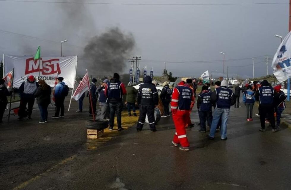 Gremios de la CGT y la CTA adhieren al paro y protestan sobre las rutas