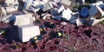 Transportaba vino y por una maniobra volcó\u002E