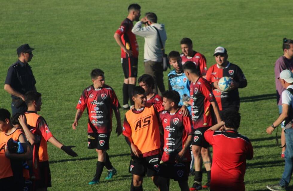 Con goles de Walker y Sabatini Sporting superó 2 a 0 a Tiro. Rosario perdió en Bahía ante Liniers pero sigue puntero.