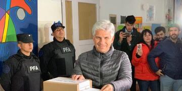 Claudio Poggi votando. ¿Qué cargos se votan en cada localidad de San Luis este 2023?