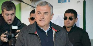 Gerardo Morales, al momento de depositar su voto en la urna\u002E