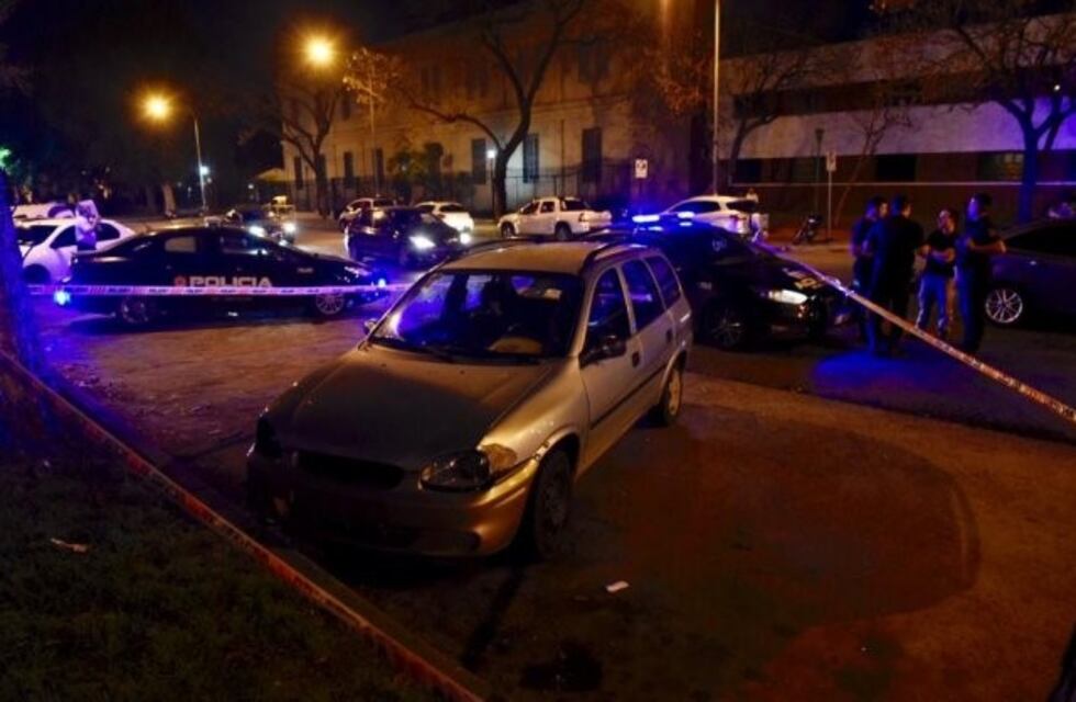 Un hombre murió apuñalado por la ex pareja de su novia