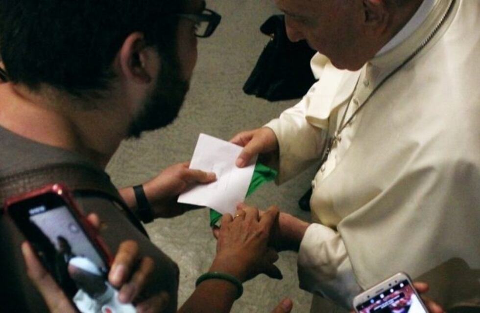 Joven argentino le entregó un pañuelo verde de la campaña por el aborto al papa Francisco