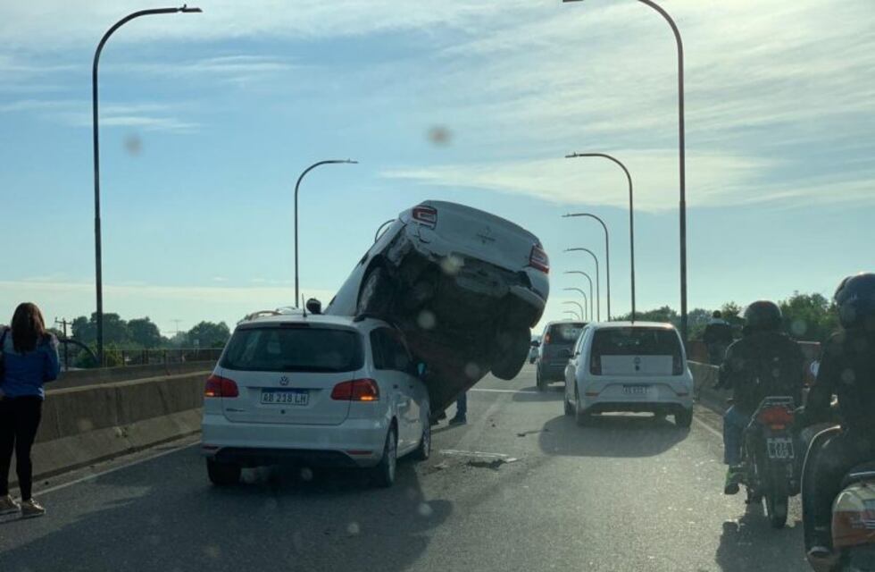 Un auto quedó apilado tras un choque múltiple en Pellegrini y Circunvalación