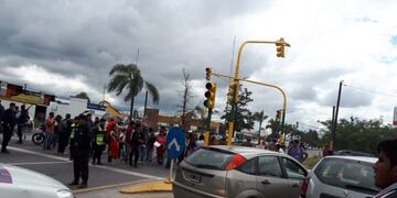 Hinchas de River cortan la calle\u002E (FM Profesional)