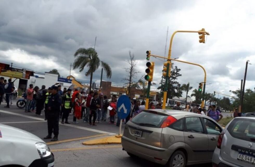 River en Salta: hinchas cortaron la avenida Paraguay reclamando por la falta de entradas para discapacitados