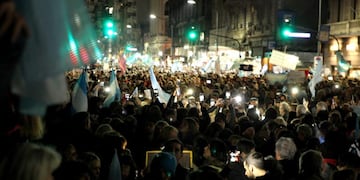 Miles de personas se manifiestan hoy, martes 21 de agosto de 2018, en Buenos Aires (Argentina), para pedir al Senado que apruebe un proyecto presentado por un diputado oficialista para modificar la ley de fueros parlamentarios de tal modo que ya no sea necesario que el Congreso autorice un allanamiento a una propiedad de un legislador cuando un juez pretenda hacer este tipo de procedimiento\u002E La iniciativa se presenta en momentos en que el Senado debe resolver si autoriza o no a un juez a requisar apartamentos y oficinas de la senadora y expresidenta Cristina Fernández (2007-2015), involucrada en un escándalo por una presunta red de pagos de sobornos en torno a la obra pública durante los Gobiernos kirchneristas\u002E EFE/María Paulina Rodríguez